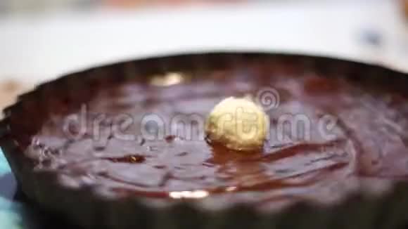 把巧克力蛋糕合上视频的预览图
