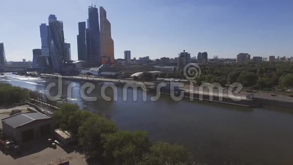 四架直升机射击莫斯科国际商务中心莫斯科河夏日阳光明媚视频的预览图