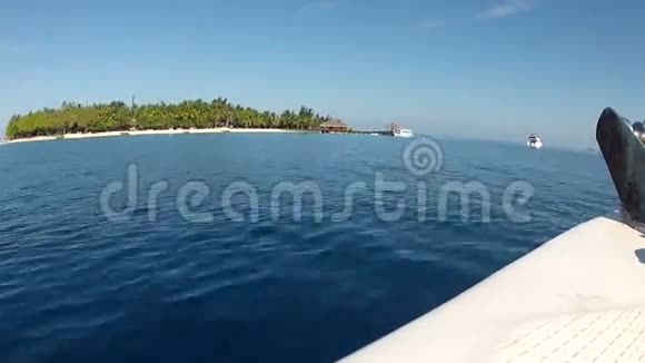 热带海滩的木船码头视频的预览图