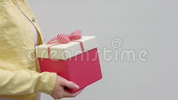 一个女孩在送礼物视频的预览图