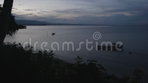 日落后的船景拍摄视频的预览图