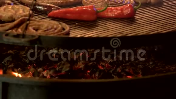 在烤架上烹饪食物视频的预览图