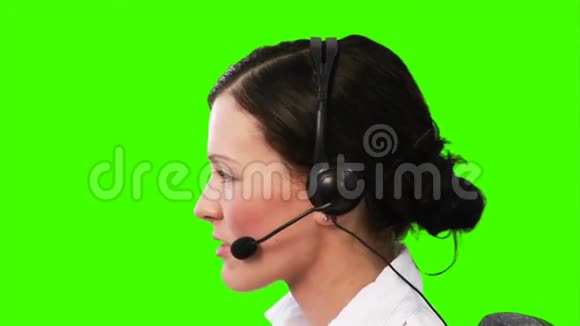 服务台上一名妇女的关键录像视频的预览图