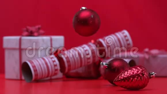 圣诞装饰在饼干和礼物旁边旋转和落下视频的预览图