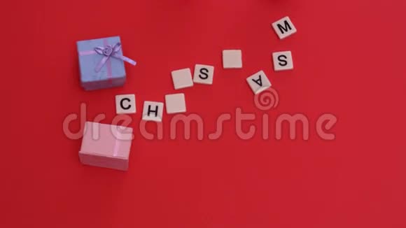 用礼物拼出圣诞节的白色字母瓷砖视频的预览图