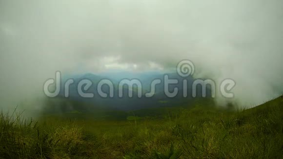 峰峦叠嶂云雾缭绕视频的预览图