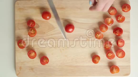 切樱桃西红柿做沙拉视频的预览图