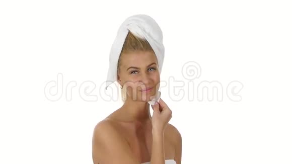 年轻的赤膊女子用海绵擦脸视频的预览图