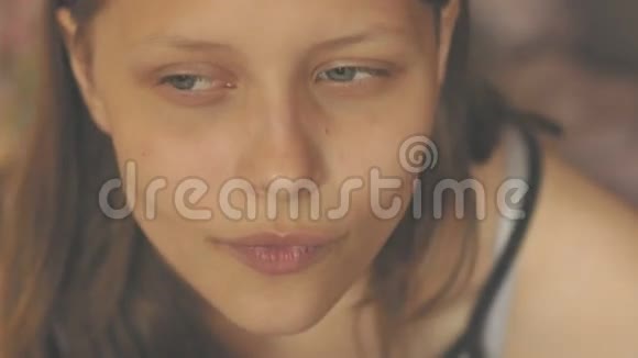 一个体贴迷人的年轻女孩的肖像特写4KUHD视频的预览图