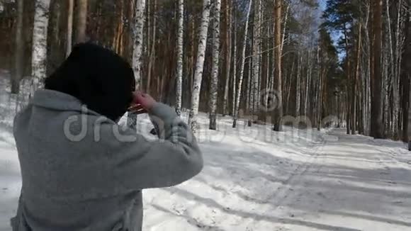 女孩在冬天的森林里散步视频的预览图