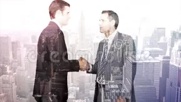 商业工作者与摩天大楼覆盖层握手视频的预览图