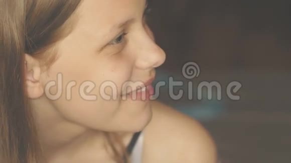 一个体贴迷人的年轻女孩的肖像特写4KUHD视频的预览图