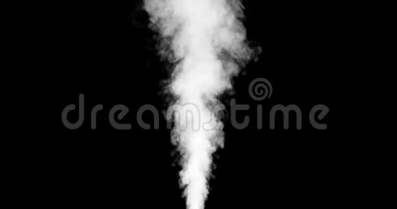 用白色烟雾吹出垂直蒸汽隔离在黑色上视频的预览图