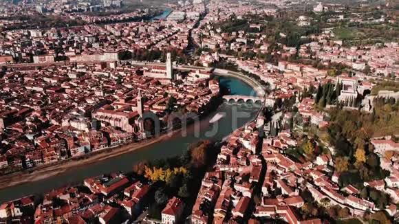 鸟瞰维罗纳城和竞技场意大利无人机威尼托地区视频的预览图