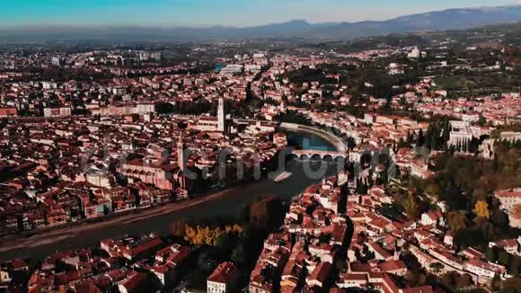 鸟瞰维罗纳城和竞技场意大利无人机威尼托地区视频的预览图