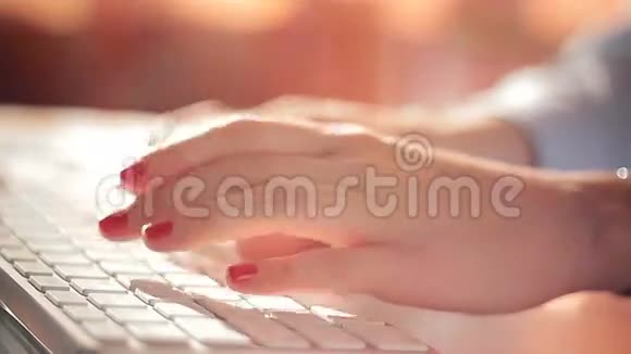 在她的笔记本电脑上工作的女人视频的预览图