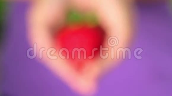 一个人手里拿着新鲜多汁的草莓视频的预览图