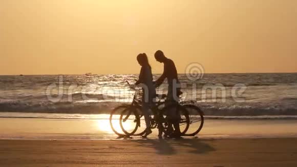 一对骑自行车视频的预览图