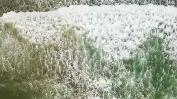 海浪带泡沫顶景视频的预览图