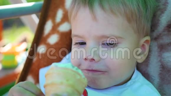 小孩在特写镜头时吃华夫饼杯冰淇淋视频的预览图