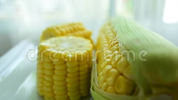 农场里的新鲜玉米好好吃吧视频的预览图