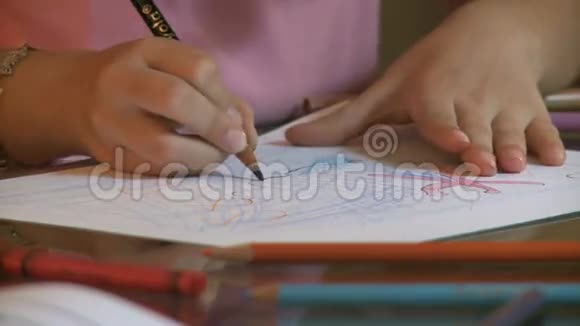 小女孩用蜡笔用铅笔视频的预览图
