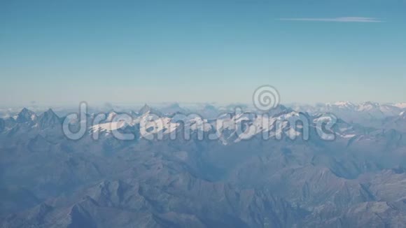 在秋季飞越阿尔卑斯山勃朗峰和冰川的景观从飞机窗口可以看到空中景色视频的预览图