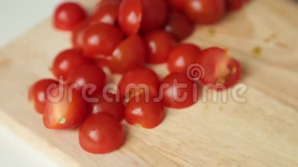 切樱桃西红柿做沙拉视频的预览图