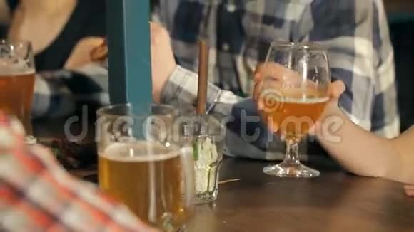 一家有趣的公司正在酒吧喝啤酒视频的预览图