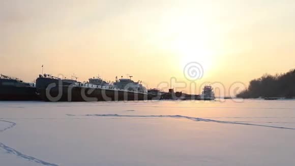 冰冻河上的老大型货船视频的预览图