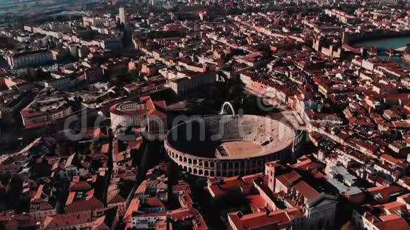 维罗纳城和意大利无人机竞技场的鸟瞰城市景观视频的预览图
