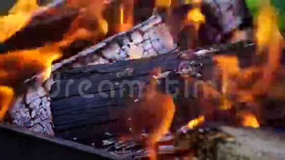 他点燃了火相机特写燃烧的木材视频的预览图