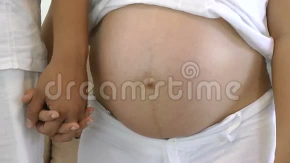 孕妇替丈夫牵着手视频的预览图