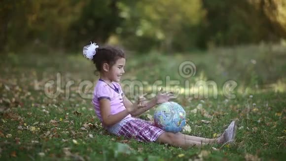 少女坐在草地上学习视频的预览图