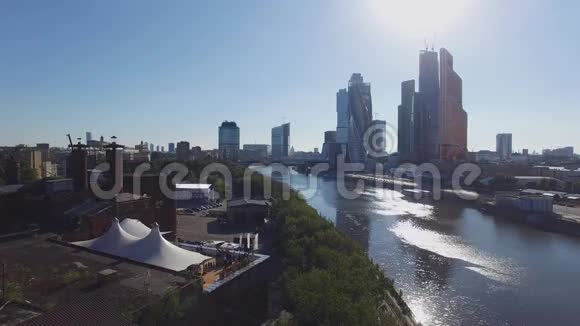 从河边拍摄莫斯科国际商务中心的四架直升机全景夏日晴天视频的预览图