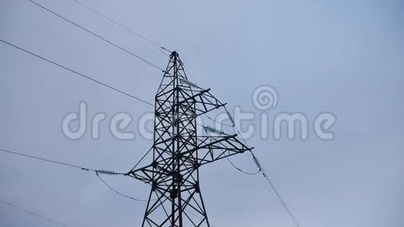 电缆与灰色电力背景的电气塔视频的预览图