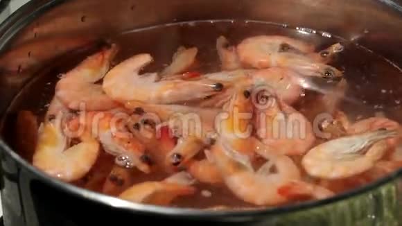 虾用平底锅炖视频的预览图