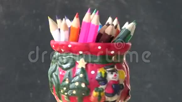 在装饰新年花瓶中旋转彩色铅笔视频的预览图