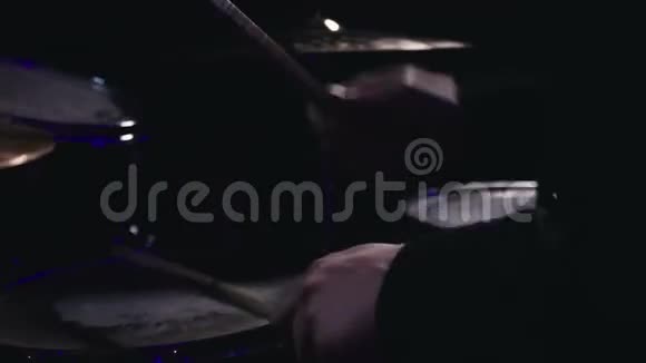 男人在音乐会的特写镜头中敲鼓视频的预览图