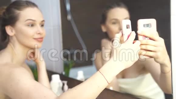 漂亮的年轻女子在浴室里照镜子视频的预览图