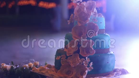 婚礼蛋糕摆在桌上鲜花簇拥着视频的预览图