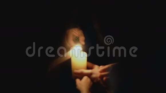 新郎新娘点燃蜡烛象征爱情视频的预览图