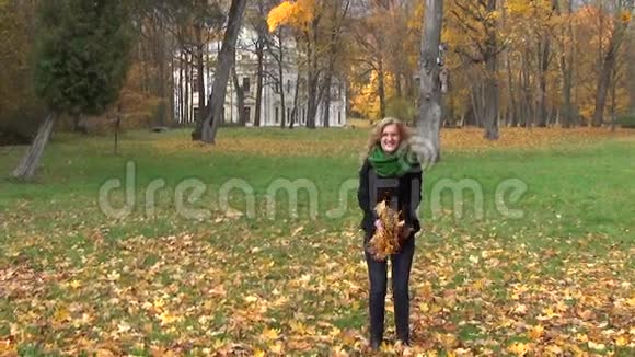 女孩扔树叶秋天视频的预览图