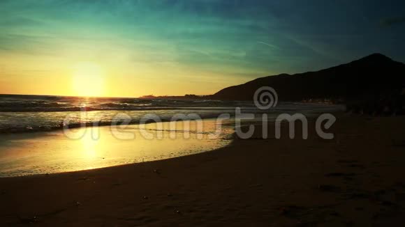 温暖的加州日落在海滩视频的预览图