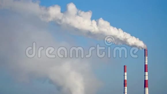工业工厂管道的烟雾排放视频的预览图