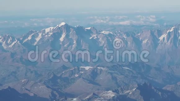 在秋季飞越阿尔卑斯山勃朗峰和冰川的景观从飞机窗口可以看到空中景色视频的预览图