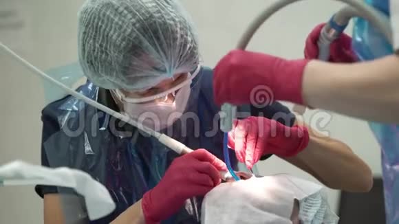 牙医为病人做牙齿清洁视频的预览图