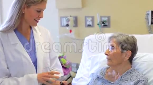 医疗队与医院高龄女性病人谈话视频的预览图
