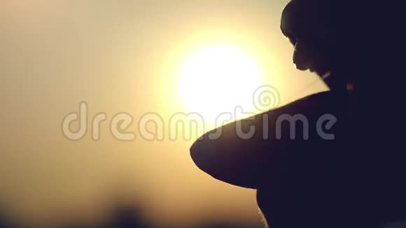 女人触摸太阳用舌头吃它视频的预览图