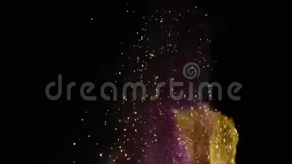黑色背景上闪闪发光的彩色闪光库存录像彩色粒子在飞溅过程中闪闪发光视频的预览图